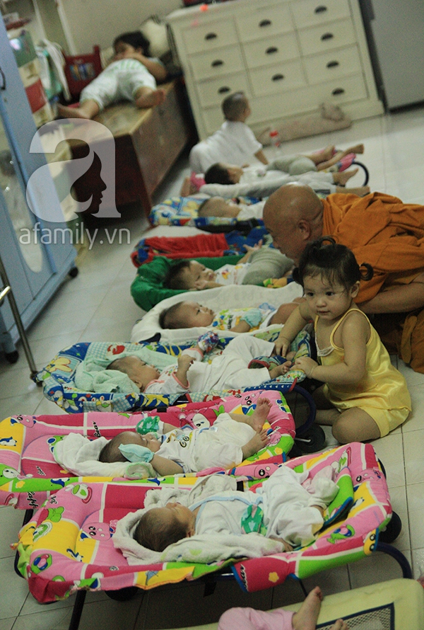Rớt nước mắt trước số phận của những em bé khuyết tật bị bỏ rơi tại chùa 29