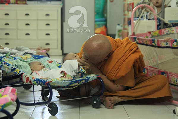 Rớt nước mắt trước số phận của những em bé khuyết tật bị bỏ rơi tại chùa 26
