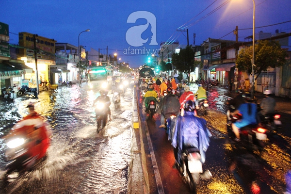 Mưa lớn kéo dài, đường Sài Gòn lại biến thành sông 7