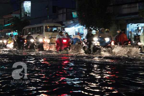 Mưa lớn kéo dài, đường Sài Gòn lại biến thành sông 11