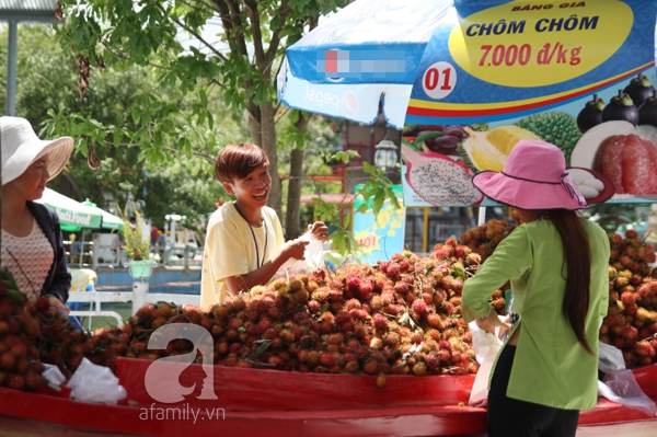 TP HCM: Chen chúc đi mua trái cây cực tươi ngon giảm giá tới 40%  2