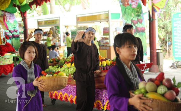 TP HCM: Chen chúc đi mua trái cây cực tươi ngon giảm giá tới 40%  32