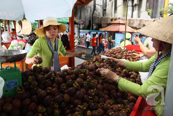 TP HCM: Chen chúc đi mua trái cây cực tươi ngon giảm giá tới 40%  5