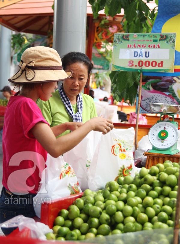 TP HCM: Chen chúc đi mua trái cây cực tươi ngon giảm giá tới 40%  6