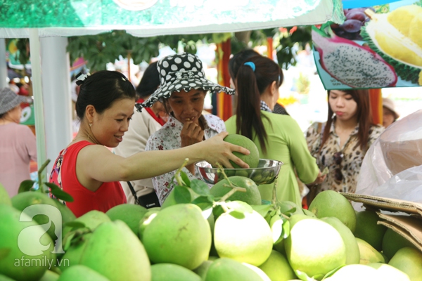 TP HCM: Chen chúc đi mua trái cây cực tươi ngon giảm giá tới 40%  7