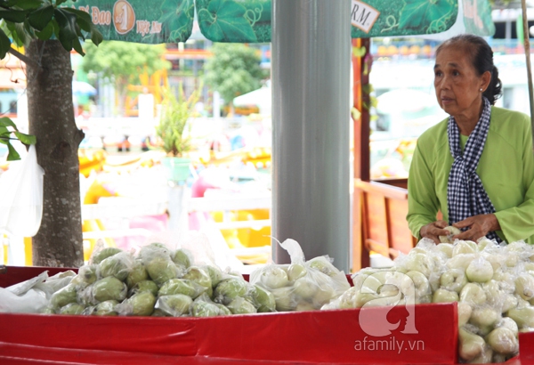 TP HCM: Chen chúc đi mua trái cây cực tươi ngon giảm giá tới 40%  10