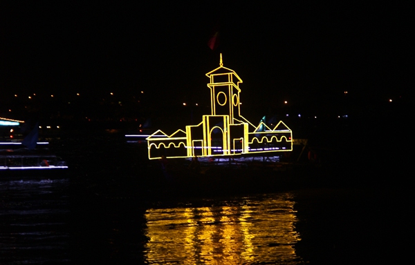 Hàng nghìn người dân chen chúc xem trình diễn ánh sáng trên sông Sài Gòn 9