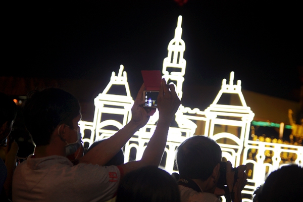 Hàng nghìn người dân chen chúc xem trình diễn ánh sáng trên sông Sài Gòn 11