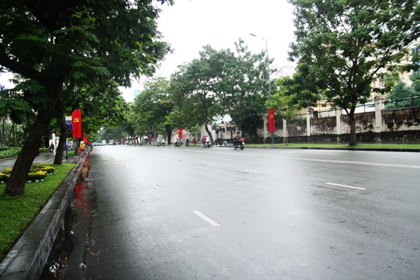 Sài Gòn mưa rả rích suốt lễ, các bé mặc áo mưa đi chơi 6