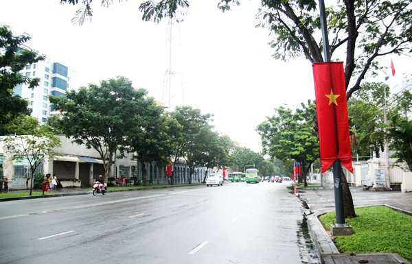 Sài Gòn mưa rả rích suốt lễ, các bé mặc áo mưa đi chơi 7