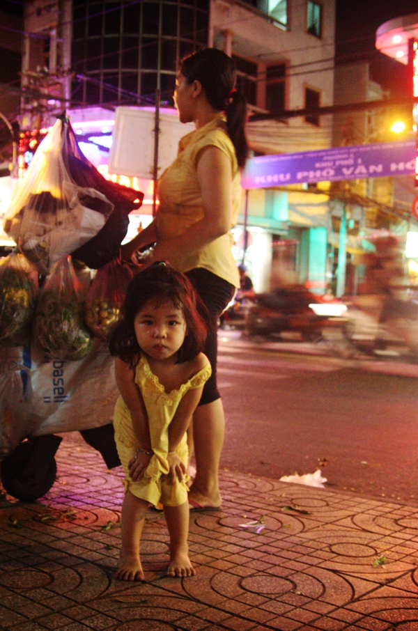 Em bé 3 tuổi theo mẹ mưu sinh khắp đường phố Sài Gòn 3