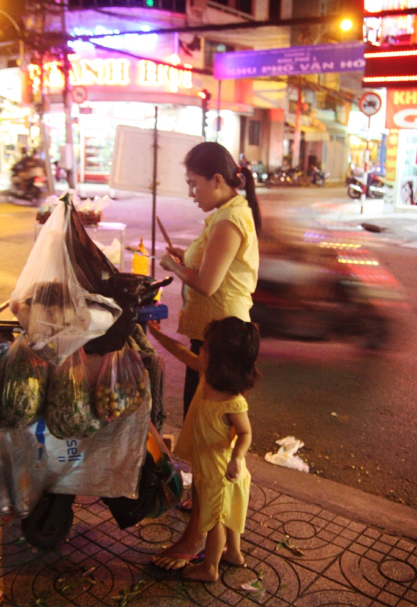 Em bé 3 tuổi theo mẹ mưu sinh khắp đường phố Sài Gòn 6