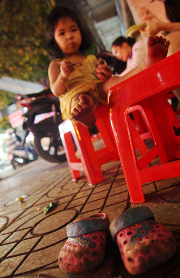 Em bé 3 tuổi theo mẹ mưu sinh khắp đường phố Sài Gòn 5