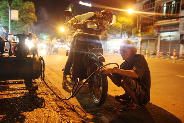 Cuộc sống của đôi vợ chồng già cùng chú chó mưu sinh vỉa hè 3