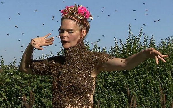 Kỳ lạ người phụ nữ nhảy múa với 12.000 chú ong trên người 1
