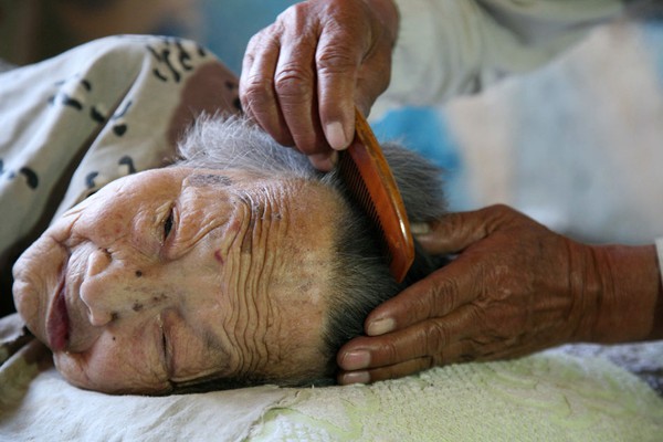 Xúc động cụ ông 70 chăm mẹ già 96 tuổi nằm liệt giường 4