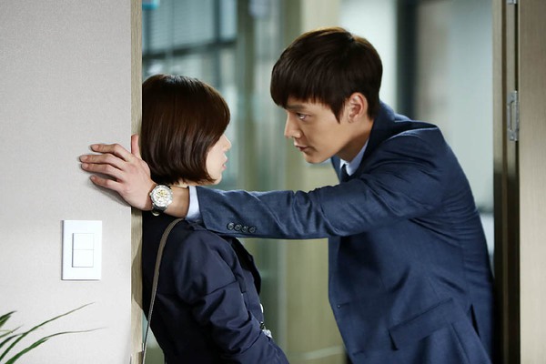 Choi Jin Hyuk dồn người đẹp vào chân tường 1