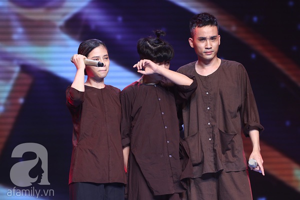 Quang Anh khóc không ngừng trên sân khấu Cặp đôi hoàn hảo 3