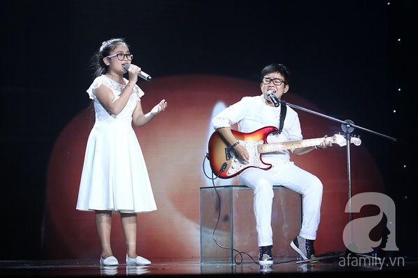 Quang Anh khóc không ngừng trên sân khấu Cặp đôi hoàn hảo 20