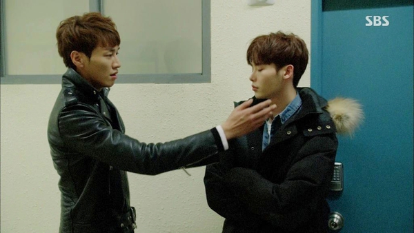 Lee Jong Suk bị bắt quả tang khi Lee Jong Suk bị bắt quả tang khi