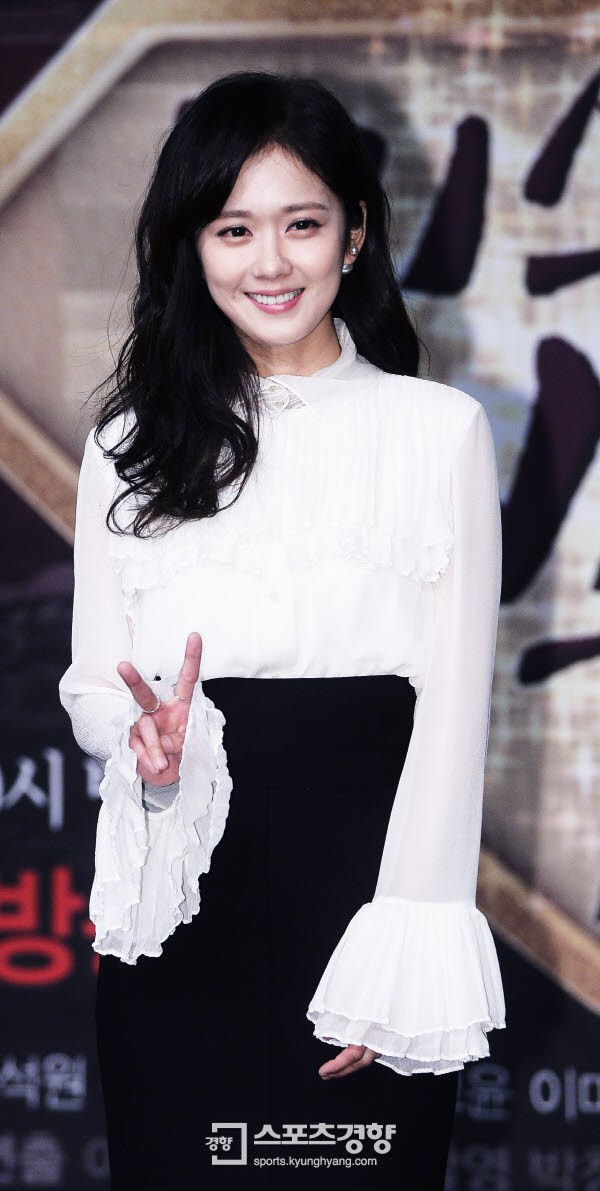 Jang Nara váy áo diêm dúa đi họp báo phim mới 3