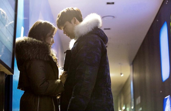 Park Shin Hye, Lee Jong Suk trao nhau 