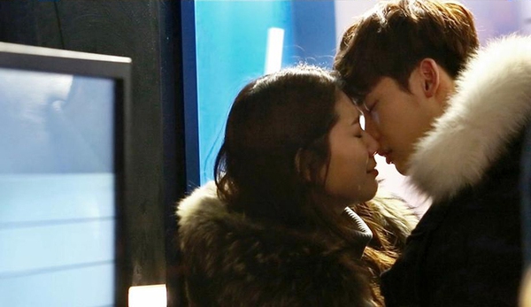 Park Shin Hye, Lee Jong Suk trao nhau 