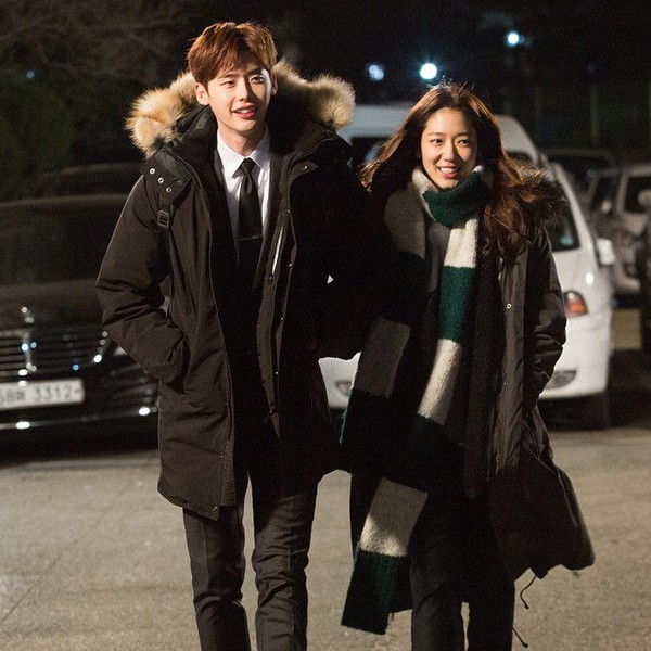 Park Shin Hye, Lee Jong Suk trao nhau 