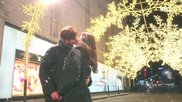 Lee Jong Suk, Park Shin Hye hôn say đắm giữa trời tuyết rơi 3