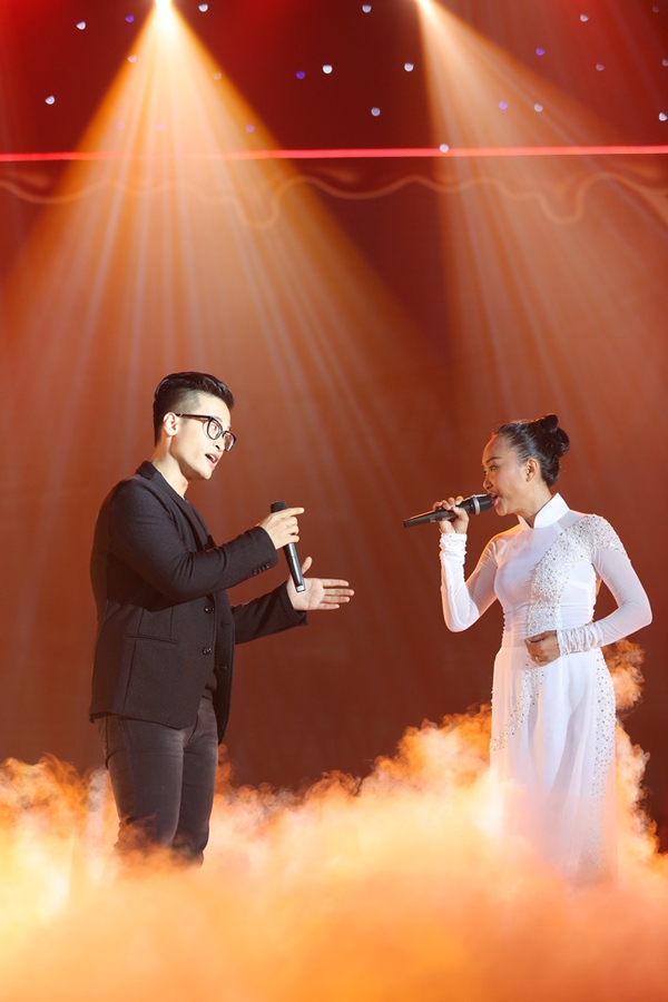 Chồng Đoan Trang xúc động bế con lên sân khấu, tỏ tình với vợ 12