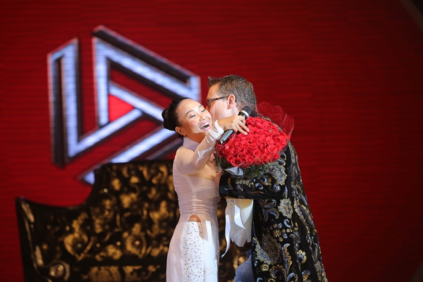 Chồng Đoan Trang xúc động bế con lên sân khấu, tỏ tình với vợ 3