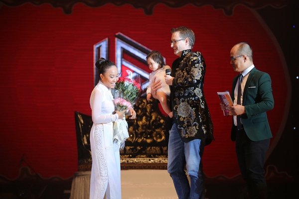 Chồng Đoan Trang xúc động bế con lên sân khấu, tỏ tình với vợ 1
