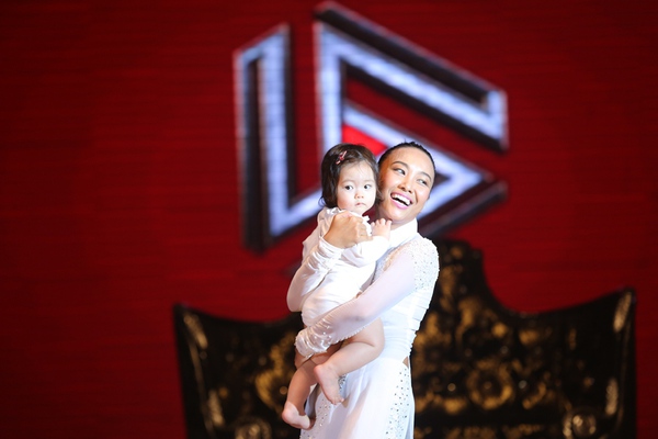 Chồng Đoan Trang xúc động bế con lên sân khấu, tỏ tình với vợ 6