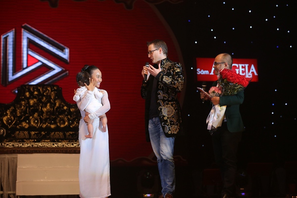 Chồng Đoan Trang xúc động bế con lên sân khấu, tỏ tình với vợ 2
