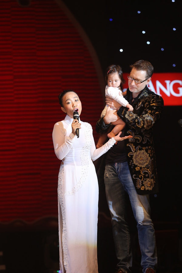 Chồng Đoan Trang xúc động bế con lên sân khấu, tỏ tình với vợ 4