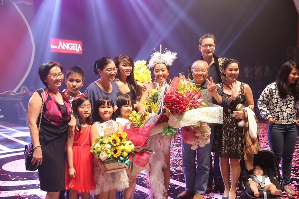 Chồng Đoan Trang xúc động bế con lên sân khấu, tỏ tình với vợ 19