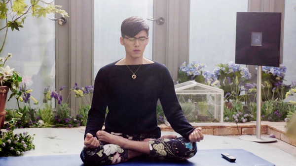 Hyun Bin mặc quần hoa tập yoga 2