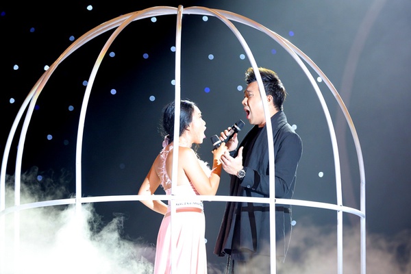 Chồng Đoan Trang xúc động bế con lên sân khấu, tỏ tình với vợ 11