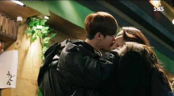Park Shin Hye chìm đắm trong nụ hôn với Lee Jong Suk 1