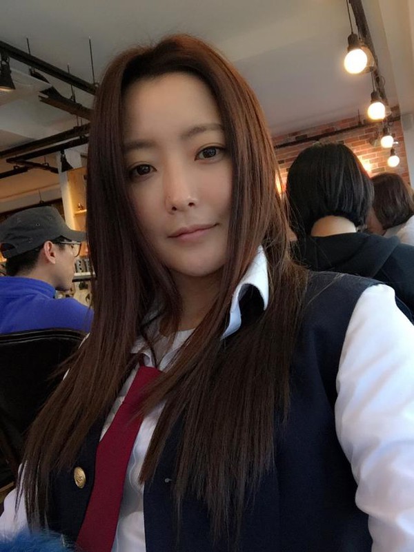 Kim Hee Sun l&agrave;m học sinh tr&egrave;o tường trốn khỏi lớp học 2