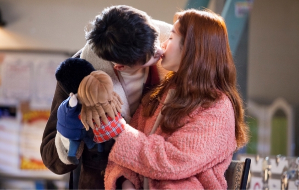 Fan bấn loạn với cảnh hôn rò rỉ của Hyun Bin - Han Ji Min 2