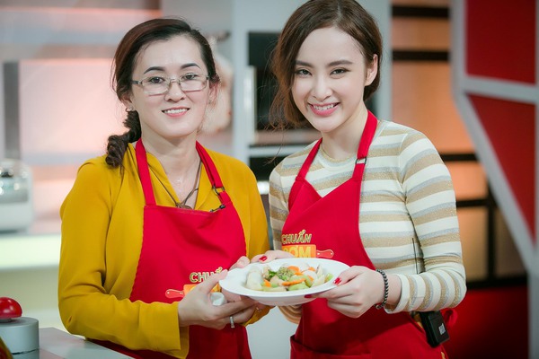 Angela Phương Trinh đảm đang vào bếp cùng mẹ