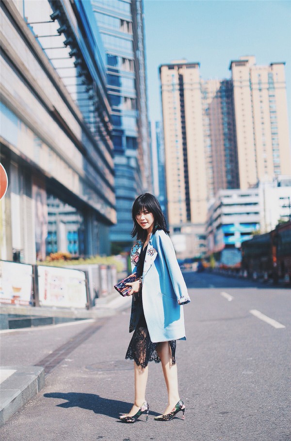 Street style dịu d&agrave;ng dưới nắng thu của ph&aacute;i đẹp Ch&acirc;u &Aacute;  1