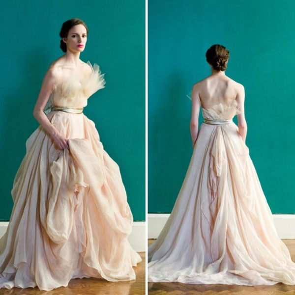 Những mẫu váy cưới tuyệt đẹp không mang tone trắng truyền thống  13