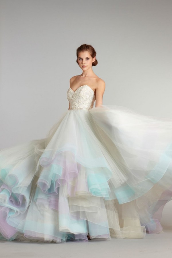 Những mẫu váy cưới tuyệt đẹp không mang tone trắng truyền thống  4