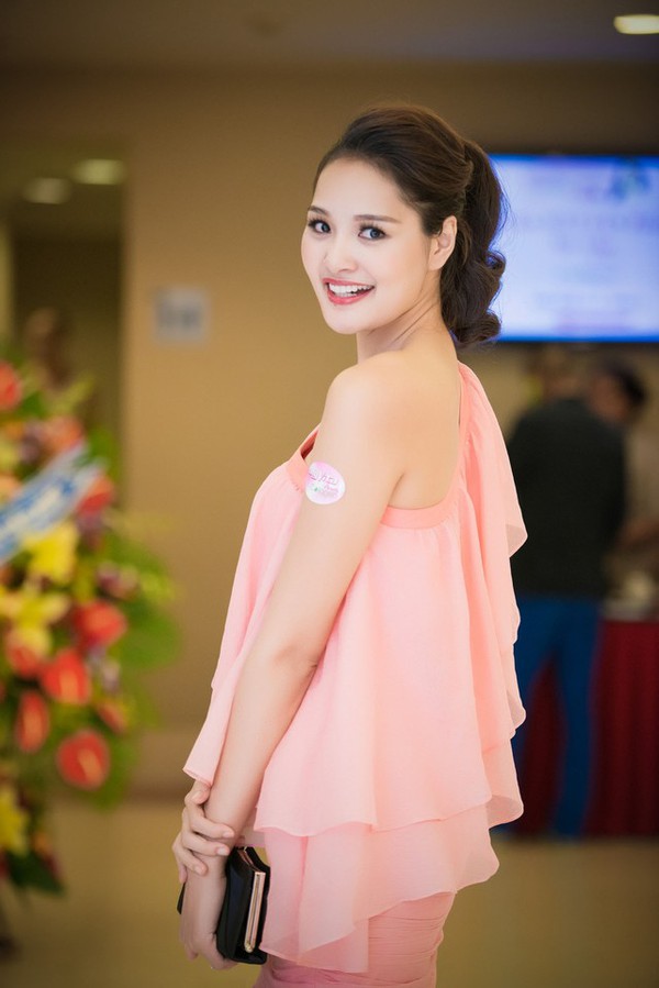 Những kiều nữ đẹp nổi bật với chiếc mũi không Những kiều nữ đẹp nổi bật với chiếc mũi không