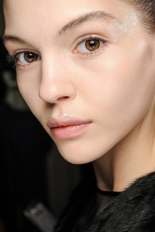 Những điều n&ecirc;n & kh&ocirc;ng n&ecirc;n khi trang điểm cho lần hẹn h&ograve; đầu ti&ecirc;n 6