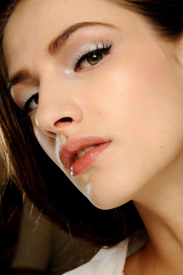 Những điều n&ecirc;n & kh&ocirc;ng n&ecirc;n khi trang điểm cho lần hẹn h&ograve; đầu ti&ecirc;n 2