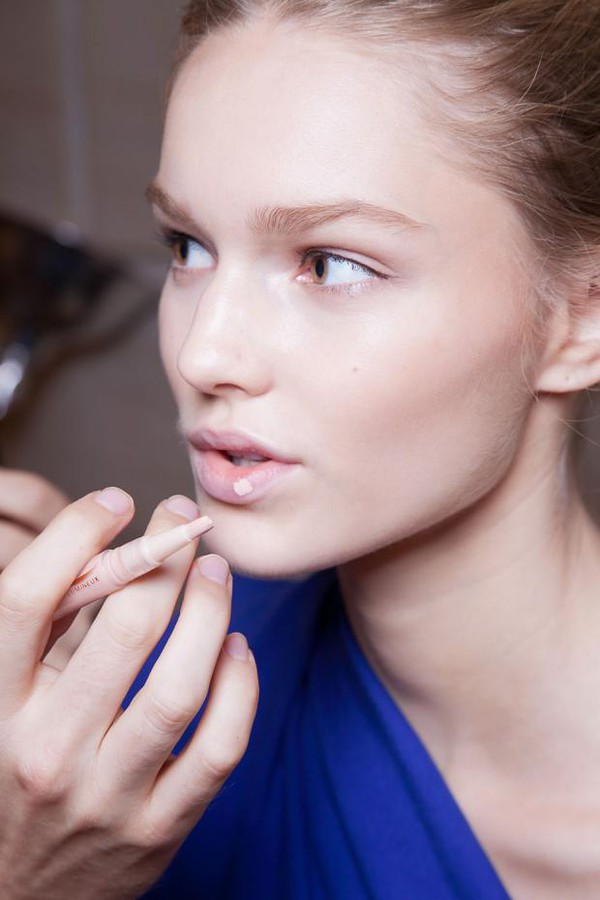 Những điều n&ecirc;n & kh&ocirc;ng n&ecirc;n khi trang điểm cho lần hẹn h&ograve; đầu ti&ecirc;n 12