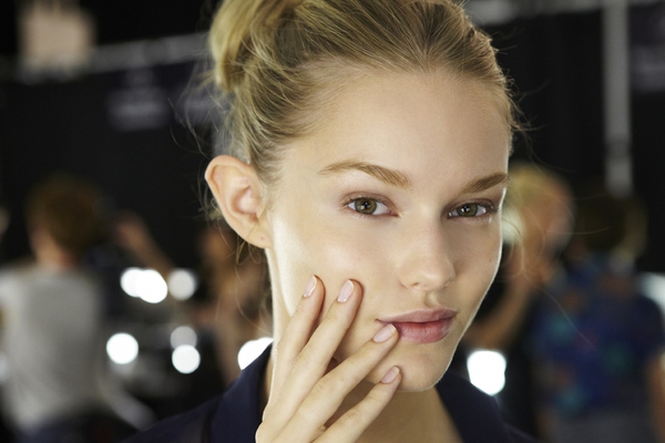 Những điều n&ecirc;n & kh&ocirc;ng n&ecirc;n khi trang điểm cho lần hẹn h&ograve; đầu ti&ecirc;n 14